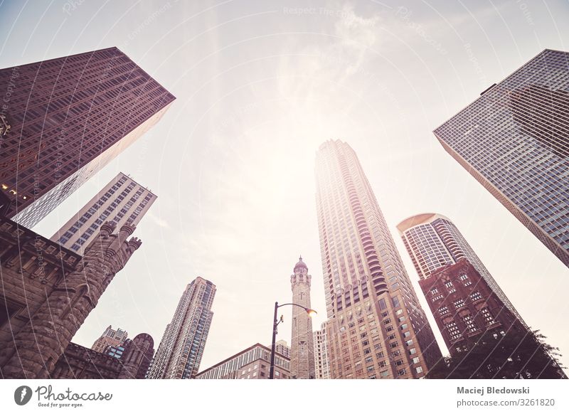 Blick auf die Wolkenkratzer von Chicago, USA. kaufen Reichtum Sonne Büro Himmel Stadt Stadtzentrum bevölkert Hochhaus Bankgebäude Gebäude Architektur elegant