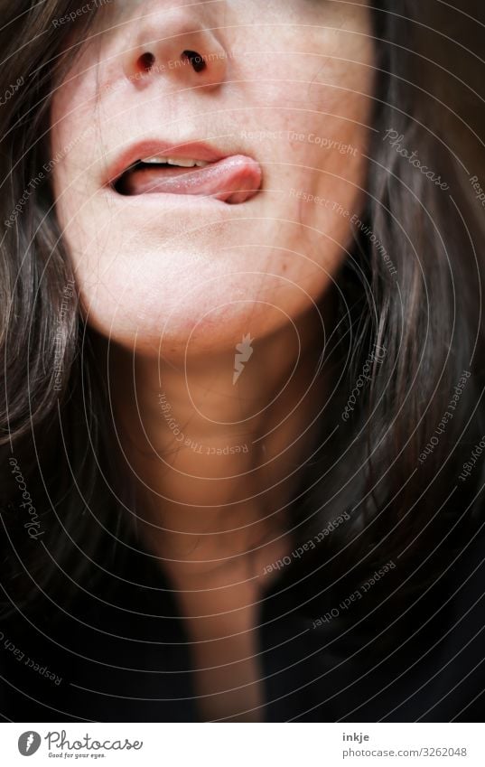 Nahaufnahme Frauenportrait Mund mit Zunge im Mundwinkel Farbfoto Gesicht Herausgestreckte Zunge Sinnlich Lecker Mimik Blass Ungeschminkt Lust appetitlich