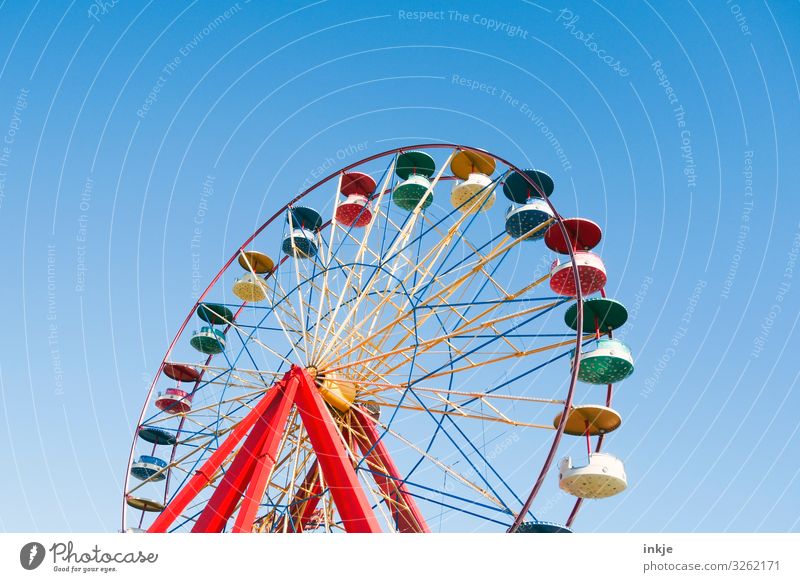 mado in bunt Freude Entertainment Party Veranstaltung Oktoberfest Jahrmarkt Wolkenloser Himmel Sommer Schönes Wetter Riesenrad groß blau mehrfarbig