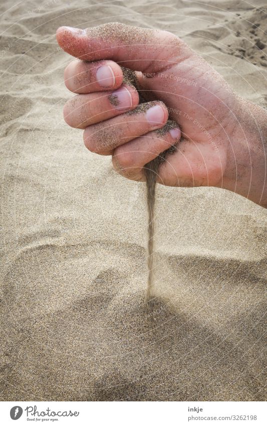 Handvoll Sand Schönes Wetter Strand festhalten trocken weich braun Haptik rieseln fein beige berühren Farbfoto Außenaufnahme Nahaufnahme Tag Licht Kontrast