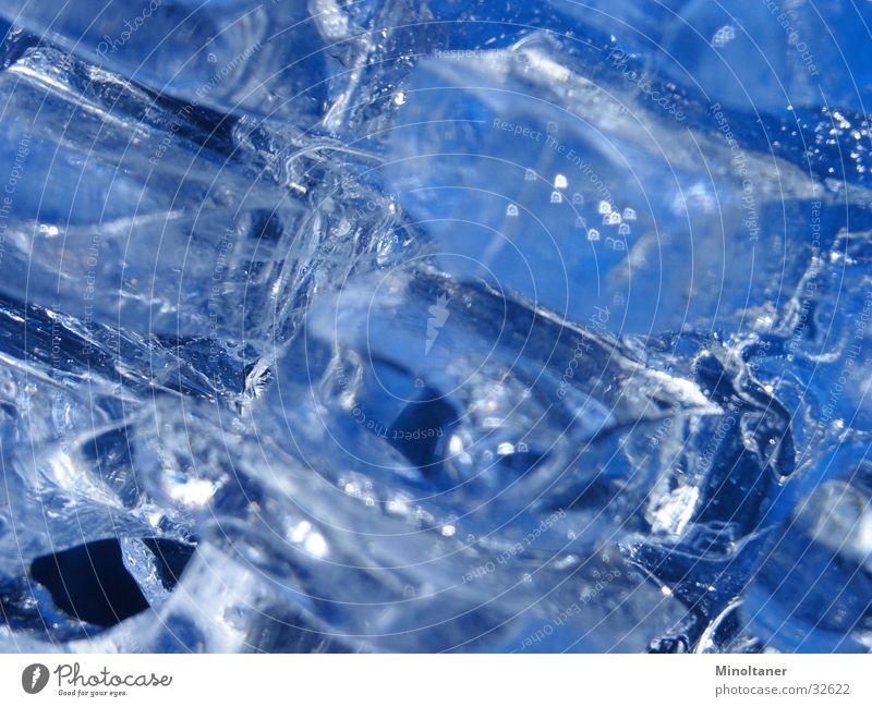 Eiskalt Eiswürfel obskur Makroaufnahme Wasser blau Eisblock