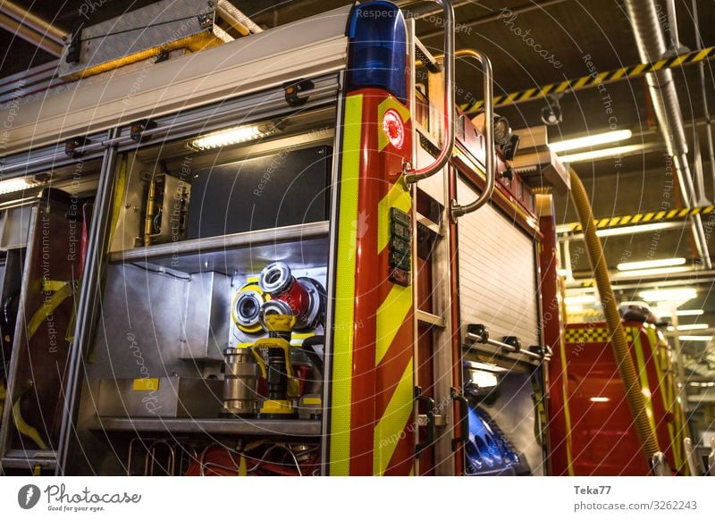 #Feuerwehr 2 Arbeit & Erwerbstätigkeit Beruf Feuerwehrauto Lastwagen gelb Farbfoto Innenaufnahme