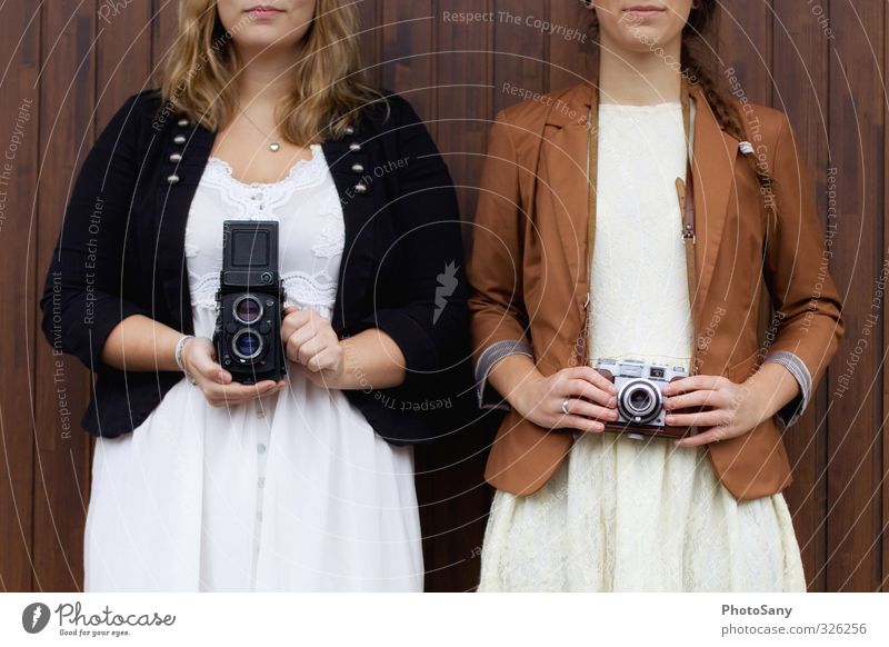 Zwei wie eins. Fotokamera Mensch feminin Junge Frau Jugendliche 2 authentisch Zusammensein trendy retro braun schwarz einzigartig Farbfoto Außenaufnahme