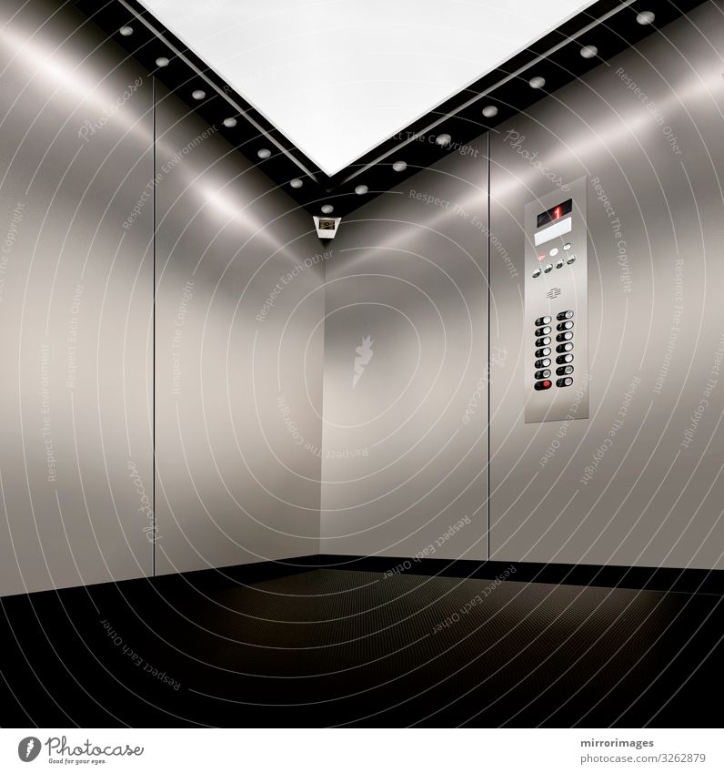 Edelstahl-Innenseite des Aufzugs mit Eckkamera, Tasten und Beleuchtung Häusliches Leben Arbeit & Erwerbstätigkeit Arbeitsplatz Werkzeug Maschine
