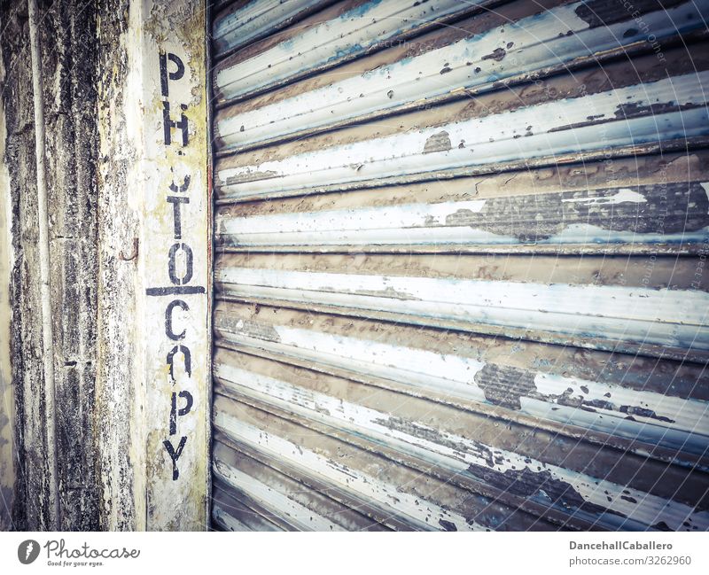 geschriebenes Wort Fotokopie auf einem Garagentor Rollladen Kopie Fotokopierer Stadt Stadtzentrum kaputt Dienstleistungsgewerbe Verfall Mauer Wand Fassade alt