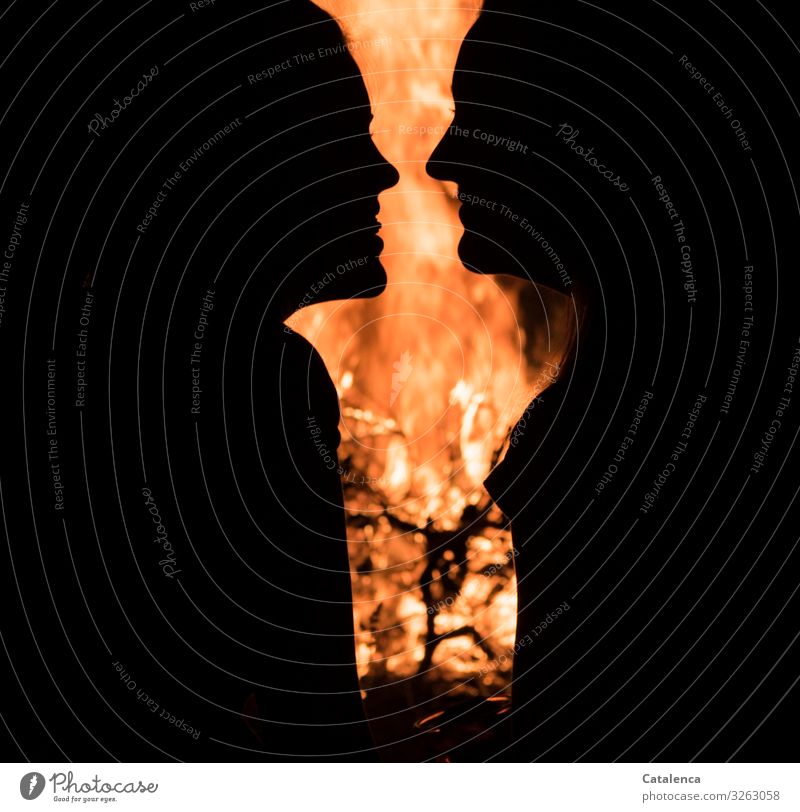 Silhouette zweier Frauen vor der Feuerstelle brennen Flammen heiß Wärme Hitze glühen Glut Holz Orange Schwarz Nacht Personen Schatten dunkel Vertrauen Verstehen
