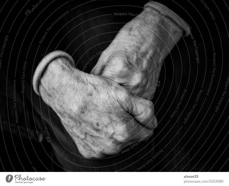 Vordergrund der Hände der alten Frau Haut Mensch Erwachsene Großvater Großmutter Arme Hand Einsamkeit Lebensalter Altenpflege Antike Arthritis Caducity