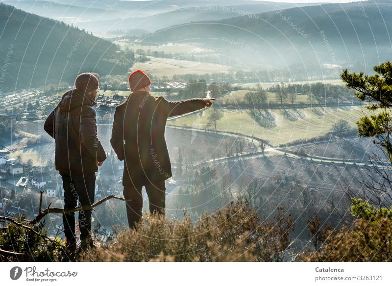Vater und Sohn schauen aufs Tal an einem kalten Dezembermorgen Winter wandern maskulin Junger Mann Jugendliche Erwachsene 2 Mensch Landschaft Pflanze