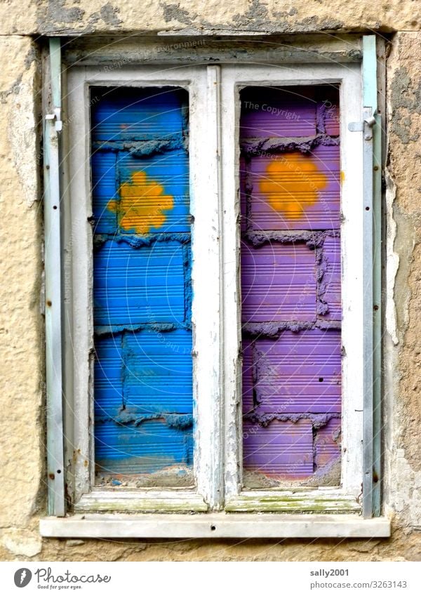 zugemauert, aber bunt... Fenster Mauer geschlossen verbarrikadiert alt lila violett blau Symbol Mauerstein Fensterrahmen trist Graffiti Haus Wand Gebäude