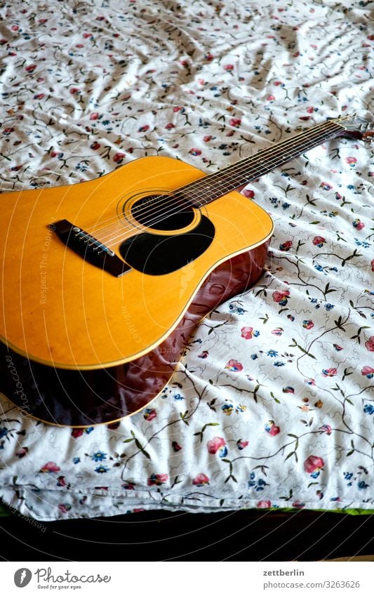 Gitarre aufm Bett Musikinstrument Lied liegen Bettwäsche Muster Blume Romantik Menschenleer Textfreiraum