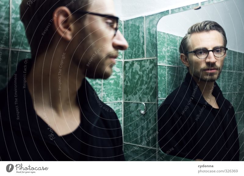 Spiegelbild im grünen Bad Lifestyle elegant schön Raum Mensch Junger Mann Jugendliche 18-30 Jahre Erwachsene Pullover Brille Scheitel Dreitagebart ästhetisch