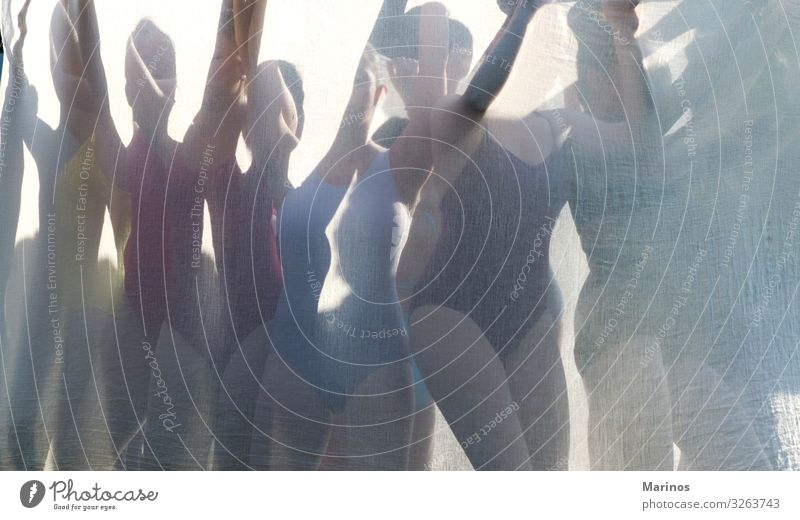 Tänzerfigur hinter transparentem Stoff Mensch Körper Menschenmenge Tanzen Balletttänzer mehrfarbig Mysterium Frau Farbe Schattenkind Leistung