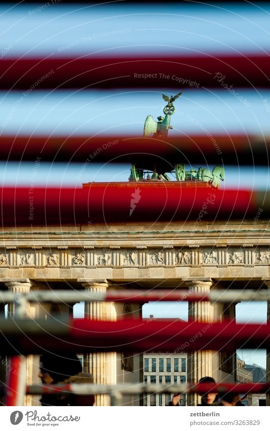Brandenburger Tor (verdeckt) Berlin Großstadt Hauptstadt Stadtzentrum Portal Tourismus Wahrzeichen Pariser Platz Zaun Balken Stab verstecken Tarnung
