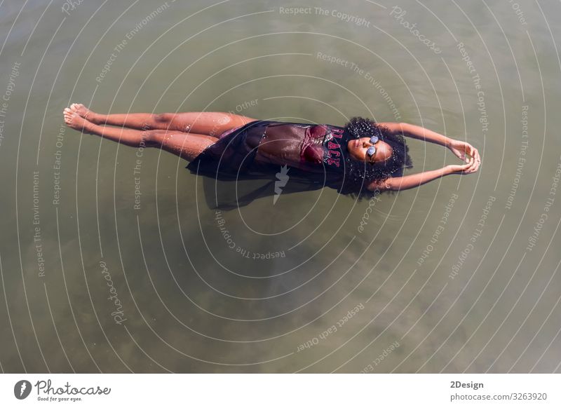 Schöne junge afrikanische Frau schwimmt an einem Wasserbecken Lifestyle Freude schön Erholung Schwimmbad Freizeit & Hobby Spielen Ferien & Urlaub & Reisen