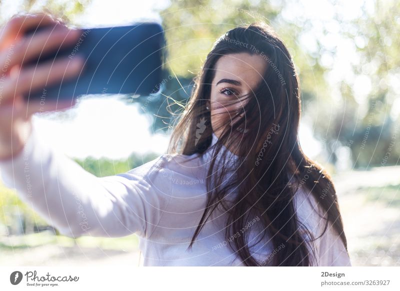 Hübsche junge Frau Selfie im Park Lifestyle Freude Glück schön Gesicht Telefon PDA Fotokamera Technik & Technologie Mensch feminin Junge Frau Jugendliche