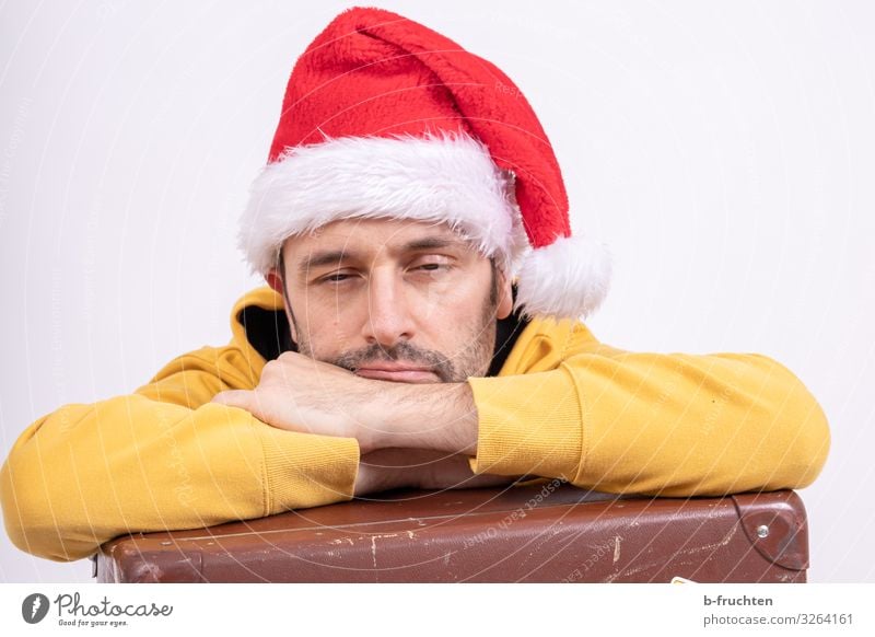 Ödes Weihnachten Party Veranstaltung Feste & Feiern Weihnachten & Advent Mann Erwachsene Gesicht 1 Mensch 30-45 Jahre Pullover Koffer Mütze Zeichen berühren