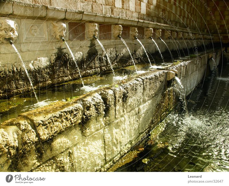 Springbrunnen Brunnen Strahlung gelb Sonne Skulptur Italien historisch Wasser Reflexion & Spiegelung Farbe Röhren