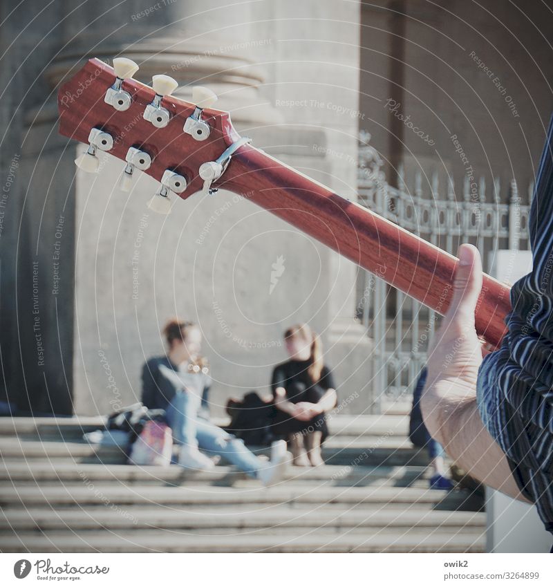 Ein Ständchen für zwei Junge Frau Jugendliche Junger Mann Hand Finger Unterarm Daumen 3 Mensch Musik Gitarre Straßenmusiker Stadt Stadtzentrum bevölkert Haus