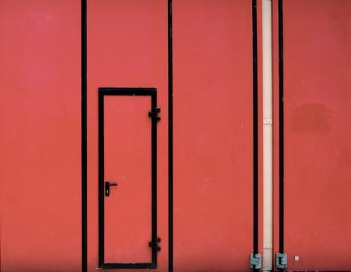 Model-Eingang Tor Griff Tür Metall Kunststoff eckig einfach rot Sicherheit schmal Feuerwehr Feuerwehrhaus Scharnier beweglich geschlossen Farbfoto Außenaufnahme