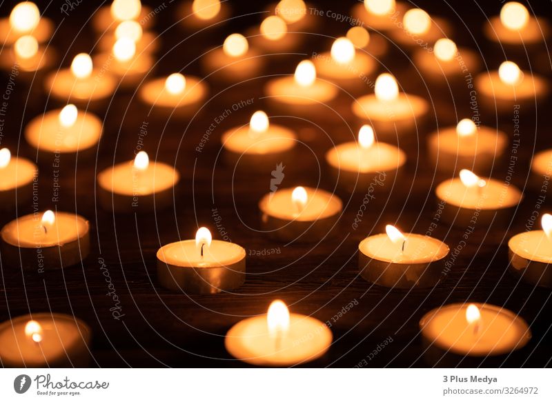 Vintage, Teelichtkerzen auf Holzboden, zum Feiern Kerze Ornament ästhetisch Design Erholung Ewigkeit Frieden geheimnisvoll Religion & Glaube Liebe Perspektive