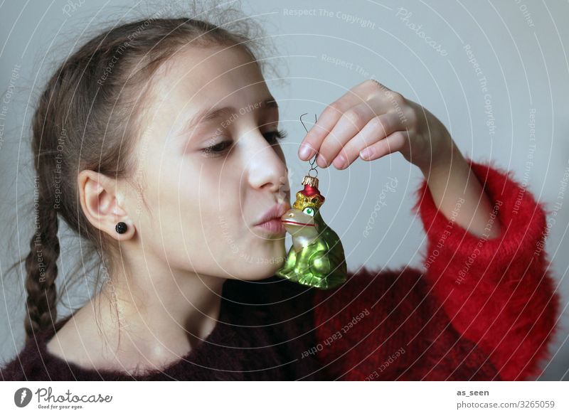 Küss mich ... Mädchen Kindheit Gesicht 8-13 Jahre Jugendkultur Zeichen Froschkönig festhalten Küssen ästhetisch fantastisch Freundlichkeit glänzend niedlich