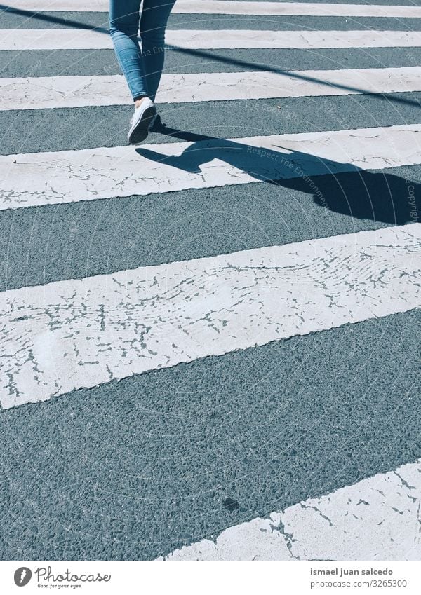 auf dem Zebrastreifen auf der Straße gehen. Fußgänger Beine Silhouette Schatten Linie weiß Gehhilfe Ampel Signal Hinweisschild Verkehrsschild Zeichen