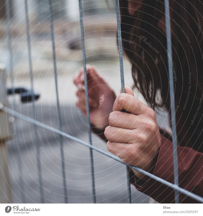 Gefangen Mensch feminin Junge Frau Jugendliche Erwachsene Hand Finger Schmerz Einsamkeit gefangen Zaun festhalten Gitter Verzweiflung anonym Farbfoto