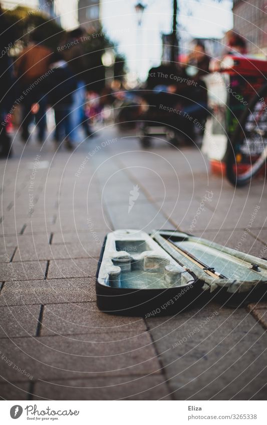 Offener Geigenkoffer eines Straßenmusikers in der Fußgängerzone Stadtzentrum Kultur Musikinstrument geigenkoffer Koffer leer Armut Außenaufnahme