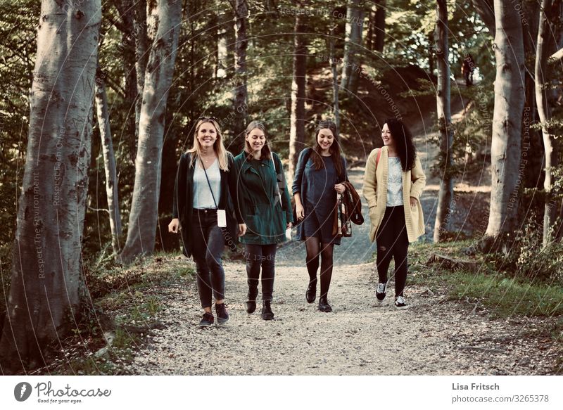 4 FRAUEN - SPAZIEREN - FREUNDINNEN feminin Frau Erwachsene Freundschaft Mensch Menschengruppe 18-30 Jahre Jugendliche Umwelt Natur Wald Zürich beobachten
