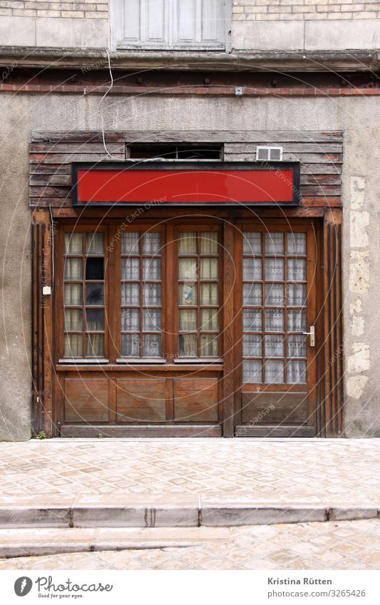 rot und leer Menschenleer Architektur Fassade Fenster Tür Holz alt retro Ende Kneipe Restaurant Straßencafé Unbewohnt Leerstand Insolvenz Gardine Fensterfront