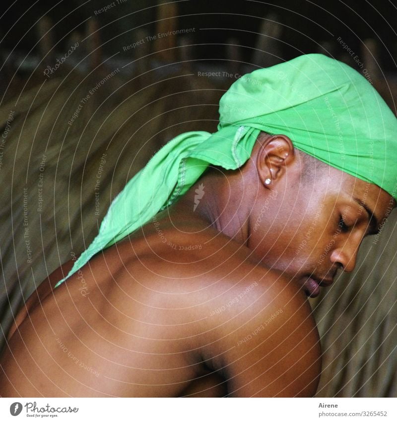ausruhen maskulin Mann Kopf Oberkörper Kopftuch schlafen träumen exotisch schön muskulös nackt natürlich braun grün Kraft ruhig Konzentration Innenaufnahme