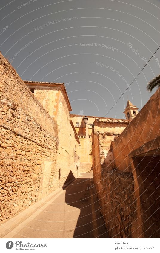 Durch diese hohle Gasse muss er kommen Kleinstadt Altstadt Haus Kirche Gebäude Mauer Wand Fassade ästhetisch Santanyi Mallorca mediterran Warmes Licht eng
