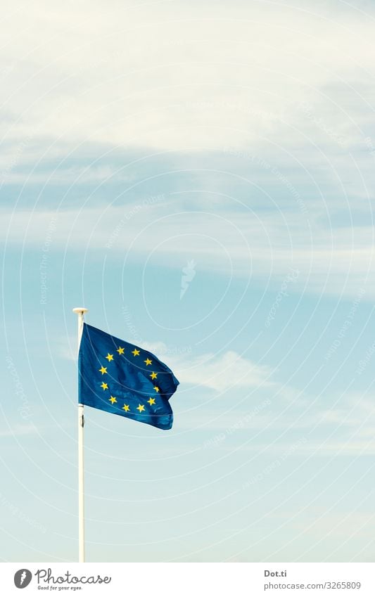 Flagge der Europäischen Union Zeichen Fahne blau Einigkeit Kraft Zusammenhalt Europafahne Stern (Symbol) wehen Himmel Wolken Farbfoto Außenaufnahme Menschenleer