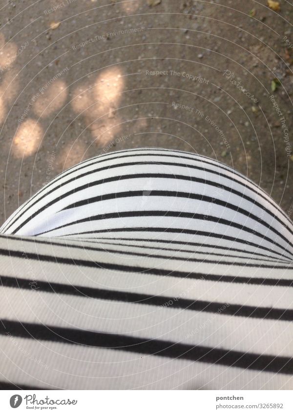 Bauch einer schwangeren feminin 18-30 Jahre Jugendliche Erwachsene 30-45 Jahre Fußgänger Straßenkreuzung Mode Bekleidung Kleid Freude Babybauch veränderung