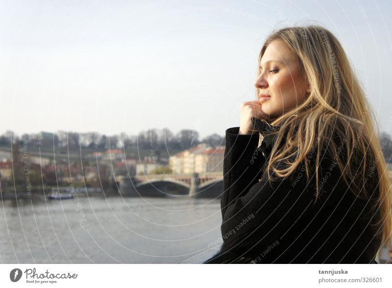 Junge Frau in Prag feminin 1 Mensch 18-30 Jahre Jugendliche Erwachsene Kleinstadt Stadt Hauptstadt Blick blond Stimmung Farbfoto Außenaufnahme Tag Porträt