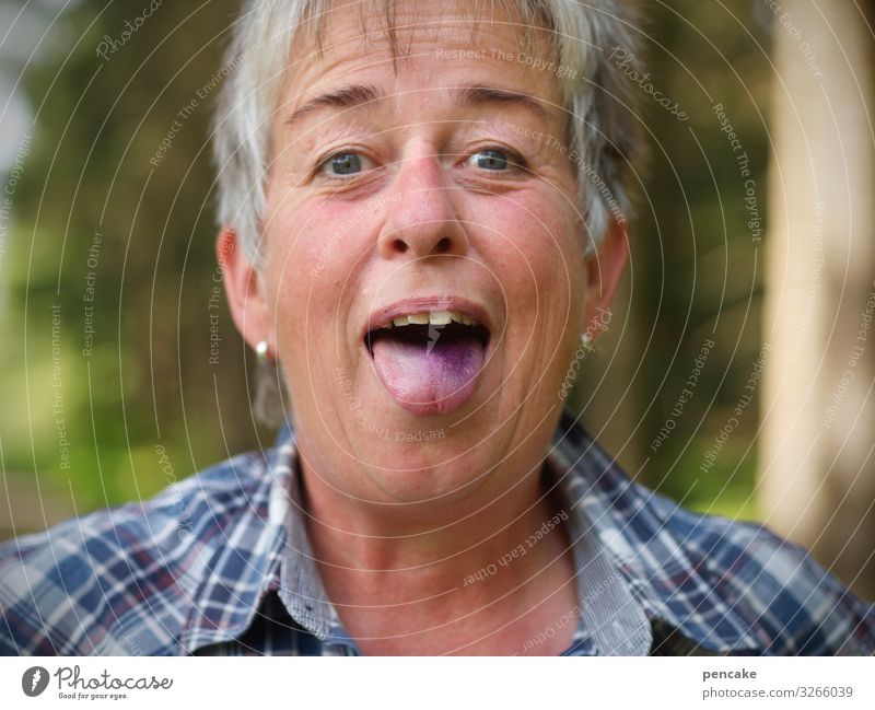 bäh | frau streckt violettblaue zunge heraus mensch Porträt Gesicht lachen Freude heidelbeeren wald essen Mund Zunge selfie selbstportrait Farbfoto