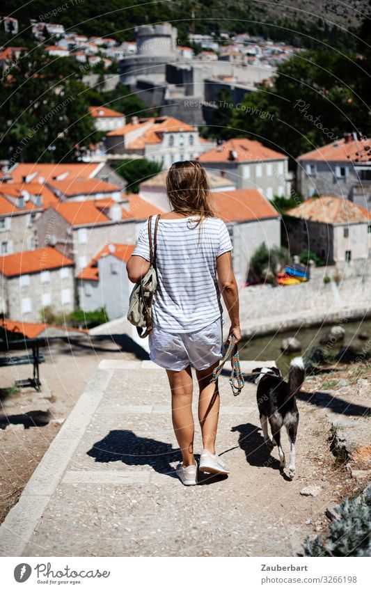 Walking in Dubrovnik Ferien & Urlaub & Reisen Städtereise Sommer Frau Erwachsene 1 Mensch 30-45 Jahre Kroatien Balkan Stadt Haus Dach Wege & Pfade T-Shirt