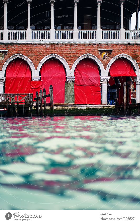 Rialto Mercato Wasser Fluss Canal Grande Venedig Italien Haus ästhetisch rot blau Farbfoto Außenaufnahme