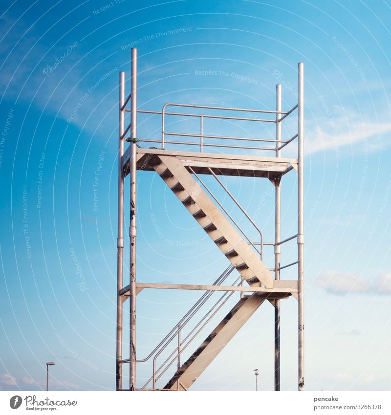 wenn wir erklimmen... Urelemente Himmel Schönes Wetter Treppe hoch Baugerüst Leiter frei Perspektive Turm Arbeit & Erwerbstätigkeit bauen blau Farbfoto