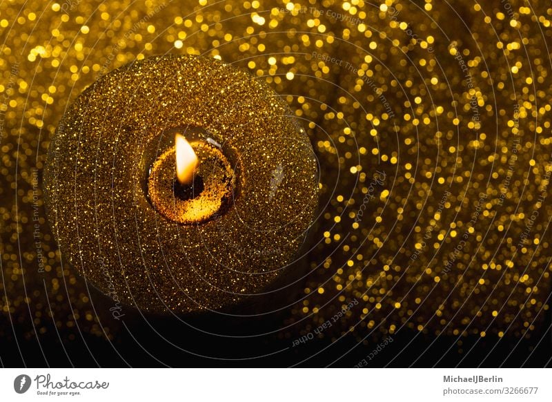 Goldene Kerze von oben Weihnachten & Advent gold Feuer Flamme leuchten glänzend Seite Textfreiraum Farbfoto Nahaufnahme Makroaufnahme Unschärfe