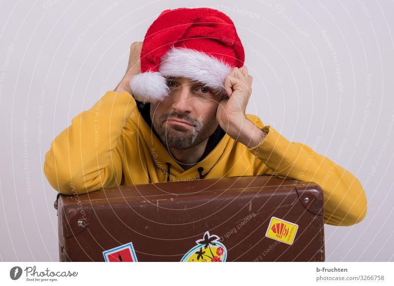 Mann mit Weihnachtsmütze und Reisekoffer Wirtschaft Business Erwachsene Gesicht 1 Mensch 30-45 Jahre Pullover Mütze alt sitzen dunkel retro Coolness