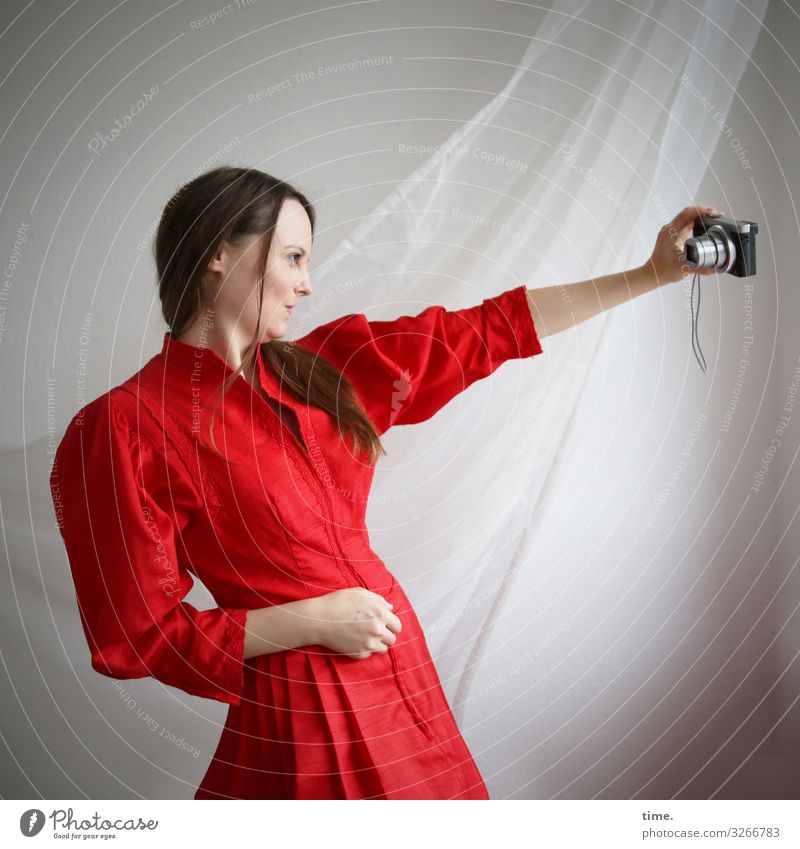 Blick in die Kamera feminin Frau Erwachsene 1 Mensch Kleid Stoff Vorhang Gardine brünett langhaarig beobachten festhalten rot Leidenschaft Wachsamkeit Leben