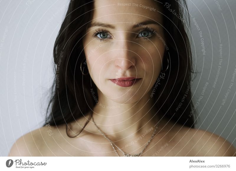 Portrait einer jungen Frau elegant Stil schön Sinnesorgane Junge Frau Jugendliche Gesicht 18-30 Jahre Erwachsene Schmuck schwarzhaarig langhaarig beobachten