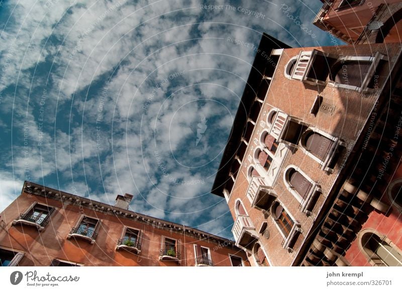 Campo San Luca Himmel Wolken Venedig Italien Hafenstadt Stadtzentrum Altstadt Hochhaus Bauwerk Gebäude Architektur palazzo Fassade Fenster authentisch