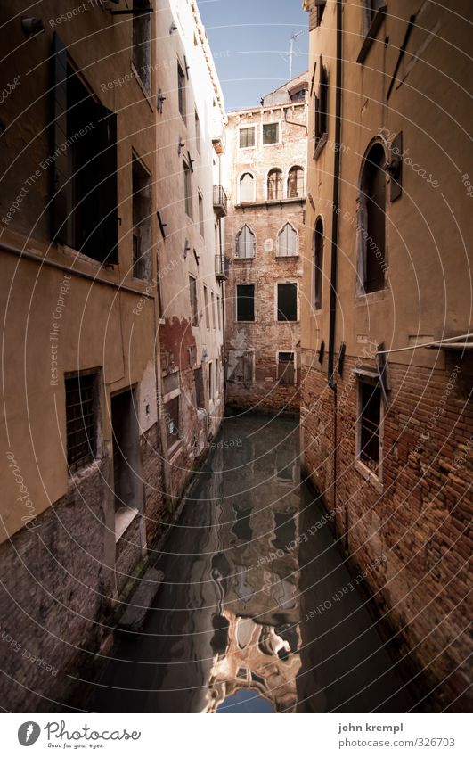 Sackwasse Wasser Venedig Italien Hafenstadt Stadtzentrum Altstadt Haus Kanal Fassade Fenster dunkel historisch retro braun Schutz Romantik Nostalgie