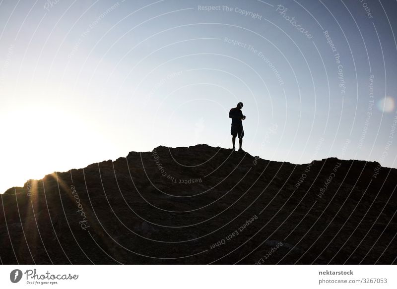 Silhouette eines Mannes auf einem Hügel in Atacama Sunrise Erwachsene Natur Himmel Schönes Wetter Felsen entdecken laufen wandern Andengebirge Panorama 1 Mensch