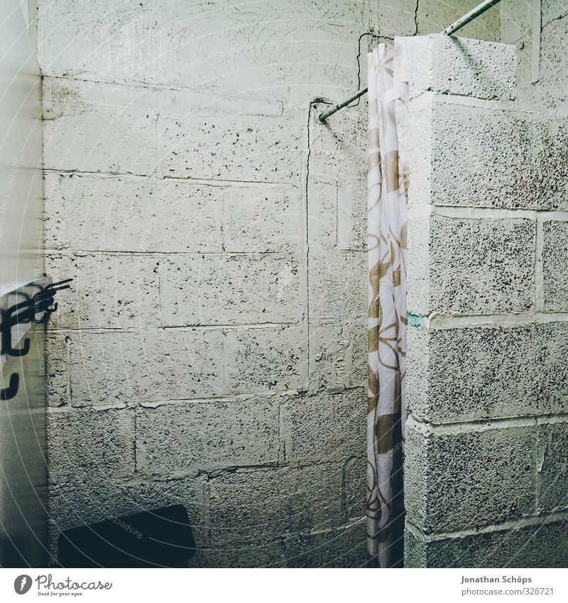 gemütliche Dusche Mauer Wand Unlust verstört Verbitterung Einsamkeit Dusche (Installation) Unter der Dusche (Aktivität) Steinwand Vorhang ungemütlich kalt