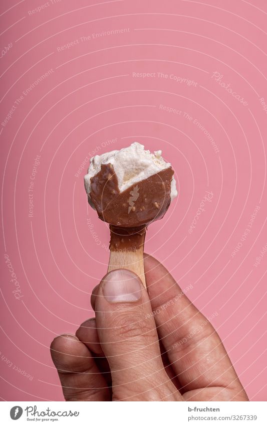 Eiszeit Lebensmittel Dessert Süßwaren Ernährung Essen Hand Finger wählen festhalten genießen frisch rosa Speiseeis lutschen lecker ungesund eislutscher