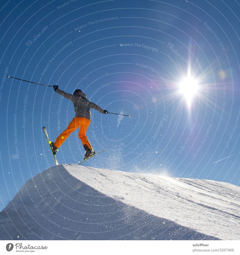 I'm walking on sunshine... Freizeit & Hobby Ferien & Urlaub & Reisen Winter Schnee Winterurlaub Skifahren Skier Skipiste Mensch 1 springen Skifahrer Skispringer