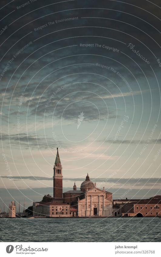 Venedig | Abendandacht Wasser Küste Meer Italien Hafenstadt Stadtzentrum Altstadt Kirche Bauwerk Gebäude Architektur Glockenturm Fassade Sehenswürdigkeit